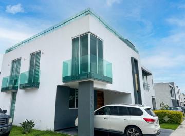 Casa · 239m² · 3 Recámaras · 2 Estacionamientos · Casa en Venta Solares
