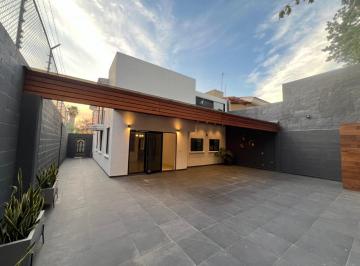 Casa · 250m² · 4 Recámaras · 3 Estacionamientos · Casa en Venta Bugambilias Remodelada