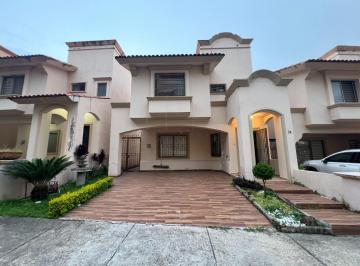 Casa · 156m² · 3 Recámaras · 2 Estacionamientos · Casa en Venta en Villa California