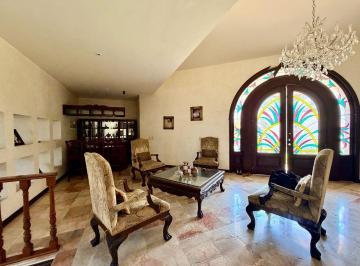 Casa · 905m² · 3 Recámaras · 3 Estacionamientos · Gran Residencia en Esquina en Venta/ Cumbres 3er. Sector