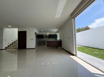 Casa de 3 habitaciones, Tlajomulco de Zúñiga · Casa Remodelada en Venta en Bosques de Santanita, Amplios Espacios y Vistas Verdes.
