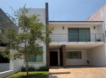 Casa de 3 habitaciones, Tlajomulco de Zúñiga · Casa Remodelada en Venta en Bosques de Santanita, Amplios Espacios y Vistas Verdes.