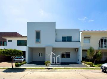 Casa · 315m² · 4 Recámaras · 3 Estacionamientos · Casa en Venta en Puerta del Valle