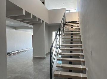Casa de 4 habitaciones, Monterrey · Casa en Venta en Carretera Nacional
