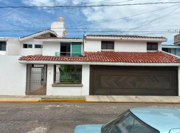 Vista desde calle · Vive con Elegancia y Confort en Estrella del Sur: Amplia Residencia con Jardín P