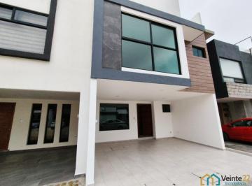 Casa · 245m² · 4 Recámaras · 2 Estacionamientos · Casa en Venta en Fraccionamiento Lucendi con Casa Club