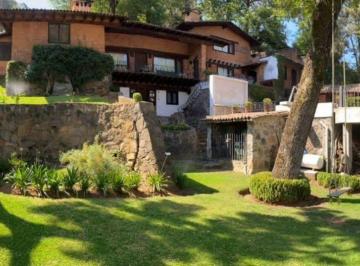 Casa · 700m² · 4 Recámaras · 4 Estacionamientos · Espectacular Propiedad con Vista Al Lago y Alberca en Avándaro