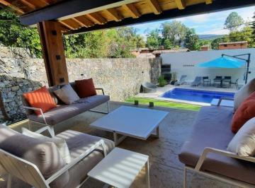 Casa · 550m² · 4 Recámaras · 2 Estacionamientos · Zona Club de Golf Avándaro, con Jardín y Alberca de Sal