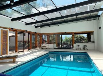 Casa · 600m² · 5 Recámaras · 6 Estacionamientos · Hermosa Casa con Alberca y Vista Al Lago