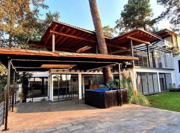 Casa · 676m² · 4 Recámaras · 7 Estacionamientos · Casa en Avándaro a 4 Minutos de La Plaza.