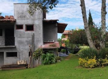 Casa · 230m² · 4 Recámaras · 2 Estacionamientos · Casa con Gran Jardín en San Simón