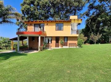 Casa · 190m² · 3 Recámaras · 5 Estacionamientos · Casa con Alberca y Huerta en Amplio Terreno de 2,000 m²
