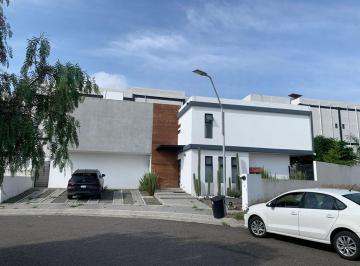 Casa de 3 habitaciones, Querétaro · Casa en Venta con Gran Terreno en Glorieta Calle Privada, Fraccionamiento con Magnificas Amenidades