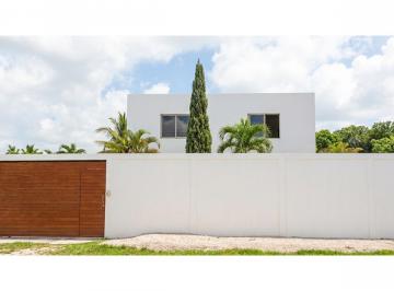 Casa · 413m² · 4 Recámaras · 3 Estacionamientos · Casa en Venta en Xul - Ha a 300 m del Balneario, a 15 Km de Bacalar Quintana Roo.