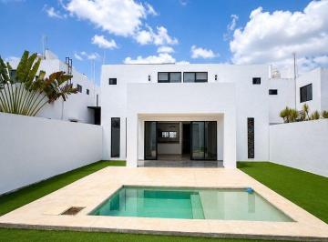 0031c28036ac4637c786b0f21b09f8169731a93029e1a7b1ab2a3e2fd9a33089 · Amplia Residencia en Amaranto con Paneles y Aires Acondicionados