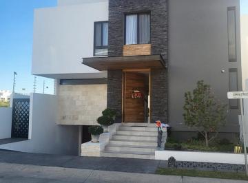 Casa · 600m² · 4 Recámaras · 4 Estacionamientos · Casa en Venta en Fraccionamiento Zanda