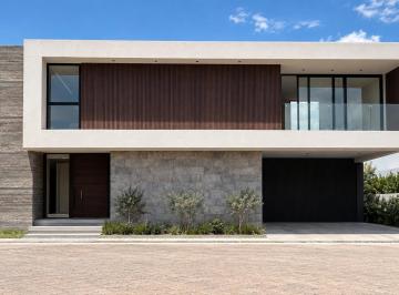 Casa · 580m² · 4 Recámaras · 8 Estacionamientos · Casa en Venta en El Campanario, Querétaro