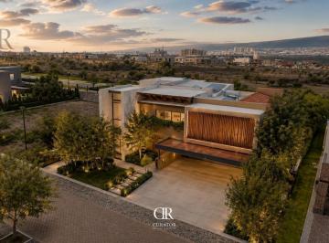 Casa · 600m² · 3 Recámaras · 3 Estacionamientos · Fraccionamiento El Campanario