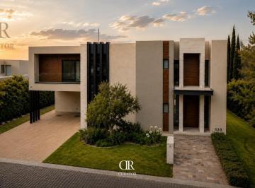 Casa · 520m² · 4 Recámaras · 6 Estacionamientos · Casa en Venta en El Campanario, Querétaro.