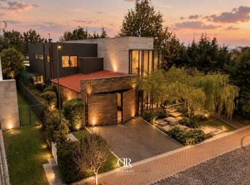 Casa · 563m² · 3 Recámaras · 4 Estacionamientos · Casa en Venta en El Campanario, Querétaro