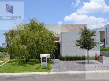 Casa en condominio · 830m² · 4 Recámaras · 7 Estacionamientos · Casa en Venta El Campanario Queretaro