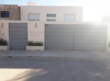Casa · 350m² · 3 Recámaras · 3 Estacionamientos · Preciosa Residencia en Los Cantaros Residencial, Jardín, 3 Recamaras, Estudio.