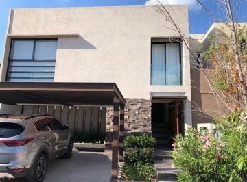 Casa · 196m² · 3 Recámaras · 2 Estacionamientos · Hermosa Casa en Altozano, 3 Recamaras, Estudio, Sala Tv, Terraza, Cochera Techad
