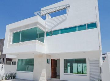 Casa · 270m² · 4 Recámaras · 3 Estacionamientos · Venta o Renta Residencia en Lomas de Juriquilla, Gran Jardín, 4ta Rec en Pb