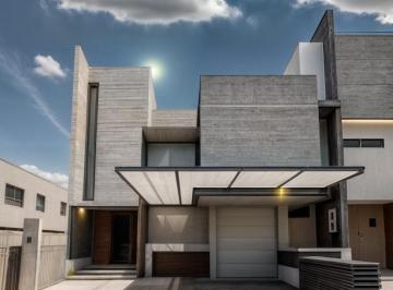 Casa · 412m² · 4 Recámaras · 3 Estacionamientos · Residencia en Venta en Milenio III, Alberca Propia, 4 Habitaciones, Premium!