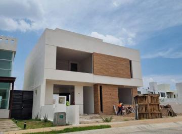 Casa · 286m² · 3 Recámaras · 3 Estacionamientos · Residencia en Mallorca Residencial, 3 Recamaras, 5 Baños, Estudio, Cto Serv.