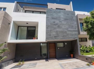 Casa · 217m² · 5 Recámaras · 3 Estacionamientos · Residencia en Venta en Zibata, 5 Recámaras, 5.5 Baños, Roof Garden, 3 Autos
