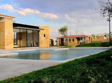 Casa · 143m² · 3 Recámaras · 2 Estacionamientos · Hermosa Casa en El Marques, 3 Recamaras, 2.5 Baños, Equipada, Alberca, de Lujo