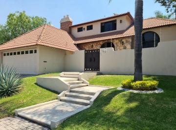 Casa · 579m² · 4 Recámaras · 6 Estacionamientos · Exclusiva Residencia en Villas del Mesón, Gran Jardín, 4 Rec, Garage 6 Autos