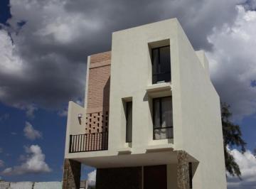 Casa · 169m² · 3 Recámaras · 2 Estacionamientos · Hermosa Casa en Privada, Villas del Mesón Juriquilla, 3 Recamaras, 3.5 Baños.