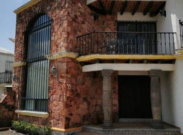 Casa · 332m² · 4 Recámaras · 3 Estacionamientos · Se Vende Casa Rústica en Peña de Bernarl, Club Jardines de La Peña