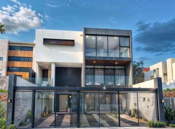 Casa · 296m² · 3 Recámaras · 3 Estacionamientos · Residencia en Venta en Milenio III, Calle Abierta, Diseño de Autor, Ubicadísima