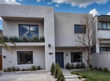 Casa · 278m² · 4 Recámaras · 3 Estacionamientos · Casa en Venta en Cumbres del Cimatario, 4 Recámaras, 4.5 Baños, Family Room