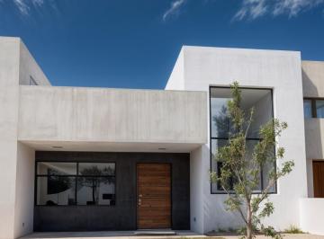 Casa · 156m² · 2 Recámaras · 2 Estacionamientos · Casa en Venta en Cañadas del Arroyo - Tu Hogar Ideal Te Espera.