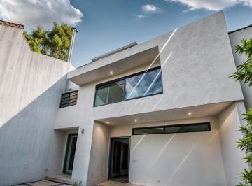 Casa · 264m² · 5 Recámaras · 2 Estacionamientos · Hermosa Residencia en Venta en Milenio III, Diseño de Autor