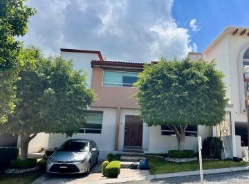 Casa · 230m² · 3 Recámaras · 3 Estacionamientos · Se Vende Casa en Colinas del Bosque, 3 Recamaras, Jardín, Estudio en Pb, 3.5 Bañ