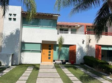 Casa · 211m² · 3 Recámaras · 3 Estacionamientos · Se Vende Casa en Centro Sur, 3 Recamaras, Sala Tv, Cuarto de Servicio, Alberca.