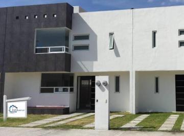Casa · 135m² · 3 Recámaras · 2 Estacionamientos · En Hacienda Las Trojes, 3 Recámaras, Estudio, Jardín, Privada, Equipada.