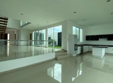 Casa · 315m² · 3 Recámaras · 3 Estacionamientos · Se Vende Casa en Lomas de Juriquilla, Doble Altura, Jardín, Oficina en Pb, 3 Rec