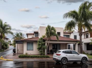 Casa · 244m² · 4 Recámaras · 3 Estacionamientos · Casa en Venta en Centro Sur, Querétaro. Hermosa!