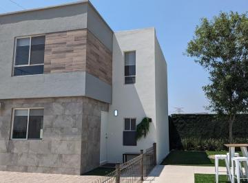 Casa · 77m² · 2 Recámaras · 2 Estacionamientos · Ciudad Maderas: 2 Recamaras, 1.5 Baños. Doble Cochera, Jardín, Oportunidad!