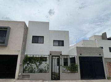 Casa · 218m² · 3 Recámaras · 2 Estacionamientos · Casa en Venta en Santuarios del Cerrito, El Pueblito Centro