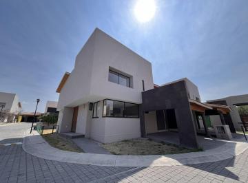 Casa · 315m² · 3 Recámaras · 3 Estacionamientos · Casa en Venta en Balvanera, 3 Recámaras, Estudio, Jardín, Alberca, Lujo!