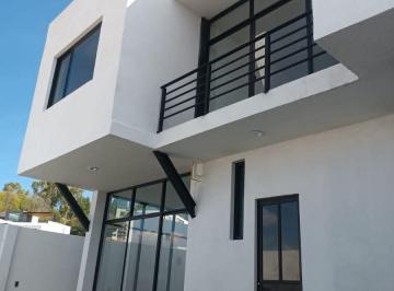 Casa · 300m² · 4 Recámaras · 3 Estacionamientos · Venta de Casas en Lomas de Juriquilla, Doble Altura, Diseño de Autor, 4 Recamara