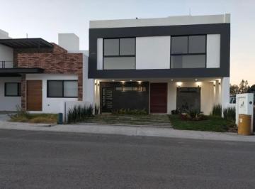 Casa · 340m² · 3 Recámaras · 3 Estacionamientos · Se Vende Residencia en Lomas de Juriquilla, Doble Altura, Roof Garden, C.340 m²