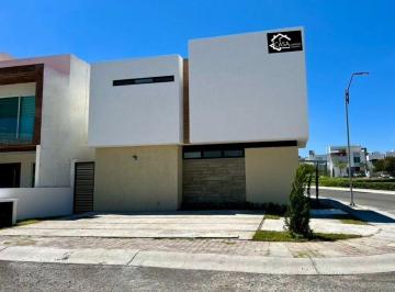 Casa · 230m² · 4 Recámaras · 3 Estacionamientos · Colinas de Juriquilla, Residencia de Autor, 4ta Recamara en Pb, Jardín, Equipada